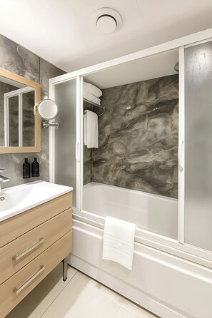 Combined shower/bathtub, towels, soap, shampoo
