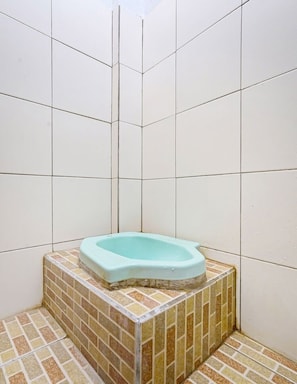 Basic Double Room | Bathroom