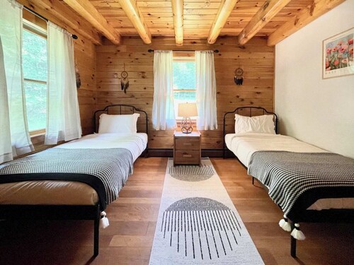 Welcome to Elk Point! A cozy 2 BR/2 BA cabin with mountain views, woodstove, deck, and fire pit. Hiking trails right nearby, with Livingston Manor just a 10‑minute drive away.