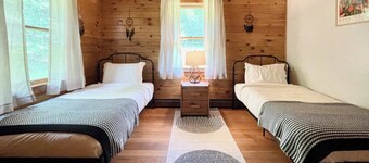 Welcome to Elk Point! A cozy 2 BR/2 BA cabin with mountain views, woodstove, deck, and fire pit. Hiking trails right nearby, with Livingston Manor just a 10‑minute drive away.