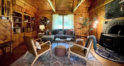 Welcome to Elk Point! A cozy 2 BR/2 BA cabin with mountain views, woodstove, deck, and fire pit. Hiking trails right nearby, with Livingston Manor just a 10‑minute drive away.