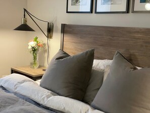 3 bedrooms, desk, iron/ironing board, travel crib