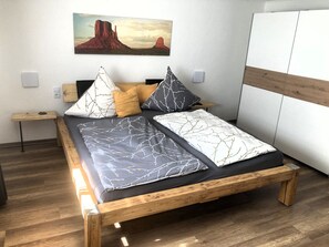 1 dormitorio, tabla de planchar con plancha, wifi y ropa de cama