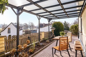 Outdoor dining - Angie's Holiday Apartment – Riverside Retreat with Terrace and Parking (Lichtenfels)