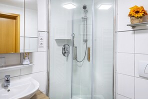 Ducha, artículos de higiene personal gratuitos y secador de pelo