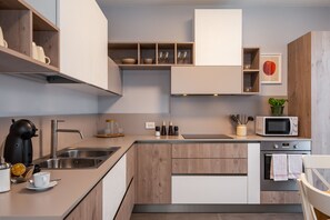 Fridge, oven, dishwasher, coffee/tea maker