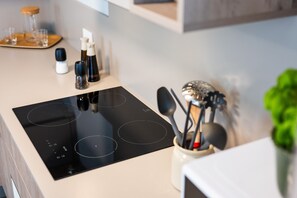 Kjøleskap, ovn, oppvaskmaskin og kaffetrakter/tekoker