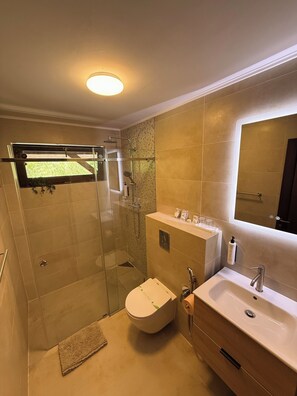 Phòng đôi tiện nghi đơn giản, ban công, quang cảnh núi | Phòng tắm | Đồ dùng nhà tắm miễn phí, xà phòng, giấy vệ sinh 