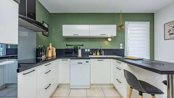 Réfrigérateur, micro-ondes, four, plaque de cuisson