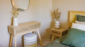 3 slaapkamers, een bureau, een strijkplank/strijkijzer, reisbedje