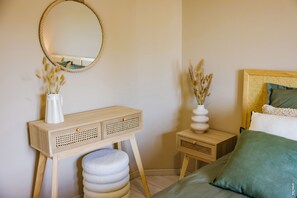 3 habitaciones, escritorio y tabla de planchar con plancha 