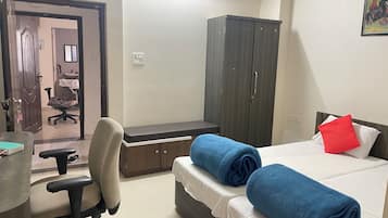 Kolmen hengen deluxe-huone, kaupunkinäköala | Työpöytä, ilmainen Wi-Fi, vuodevaatteet