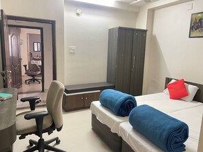 Deluxe driepersoonskamer, uitzicht op de stad | Een bureau, gratis wifi, beddengoed