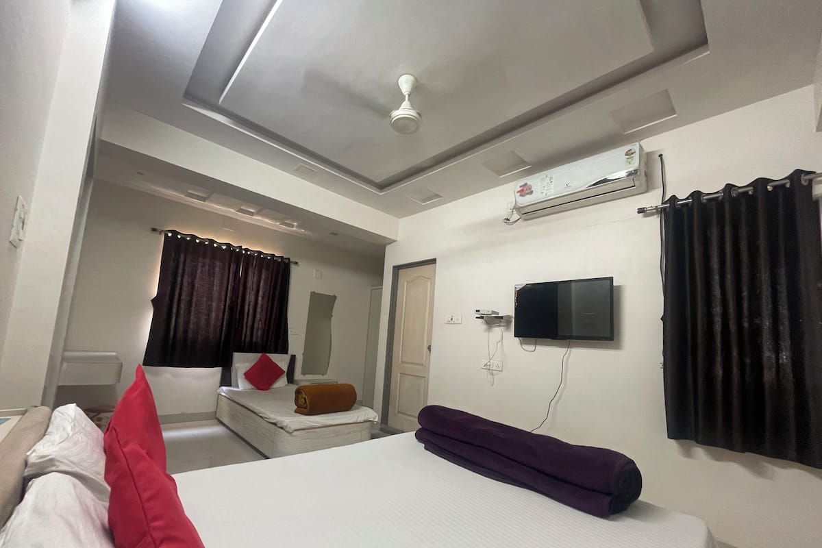 Quarto quádruplo luxo, vista para a cidade | Escrivaninha, Wi-Fi de cortesia, roupa de cama