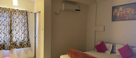 Een bureau, gratis wifi, beddengoed