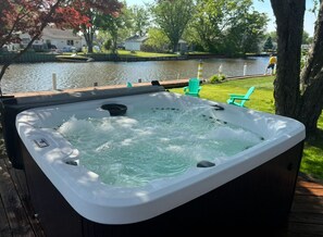 Outdoor spa tub