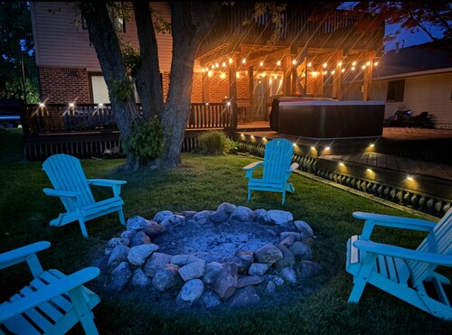 Lakefront Retreat with hot tub ICE FISHING