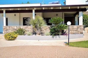 تفاصيل الفندق من الخارج