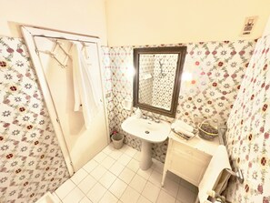 Shower, bidet, towels, soap - Podere Cellaino - An Authentic Tuscan Barn (Toscana)