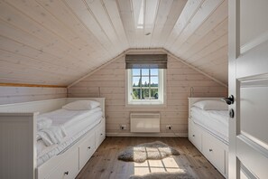 4 bedrooms, iron/ironing board, free WiFi, bed sheets