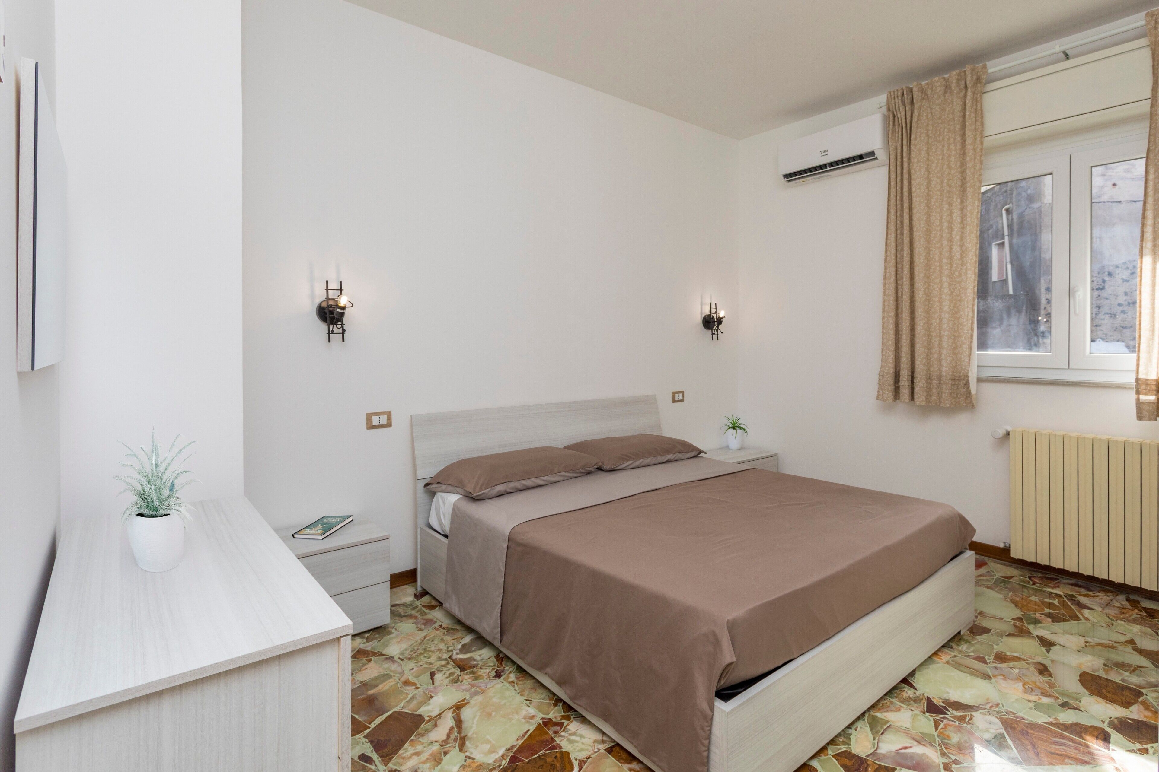 1 多间卧室、办公桌、WiFi、床单