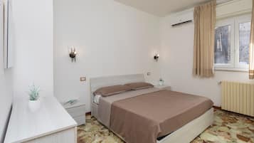 1 bedroom, desk, WiFi, bed sheets