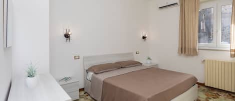 1 bedroom, desk, WiFi, bed sheets