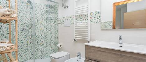 Douche, articles de toilette gratuits, sĂšche-cheveux, chaussons