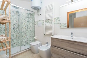 Ducha, artículos de tocador gratuitos, secador de pelo, pantuflas