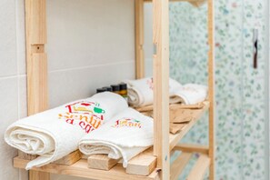 淋浴设施、免费洗浴用品、吹风机、拖鞋