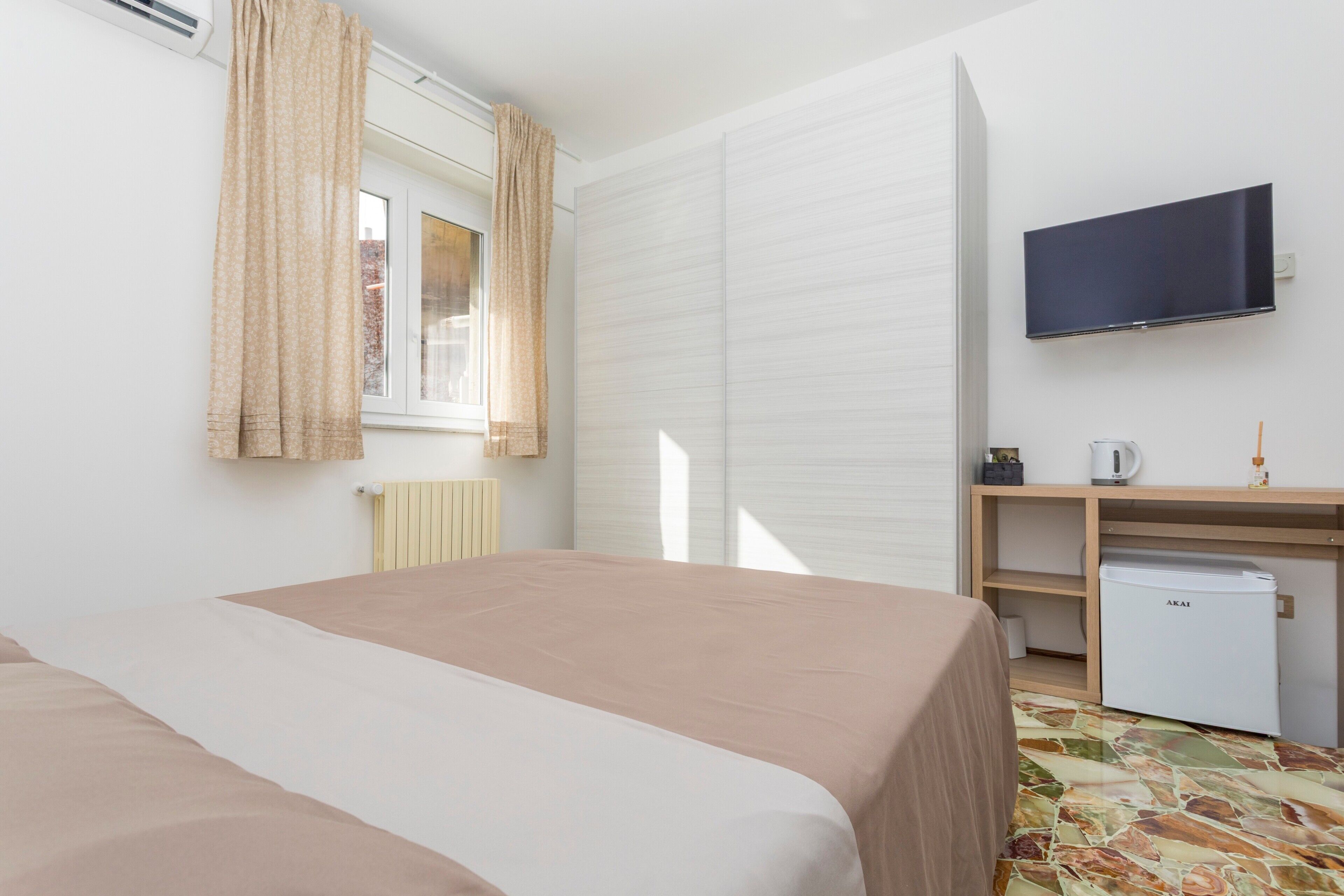 1 多间卧室、办公桌、WiFi、床单