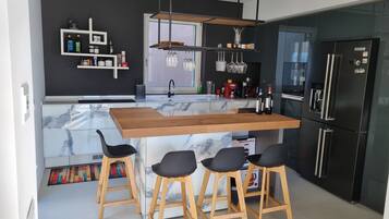 Kühlschrank, Mikrowelle, Ofen, Herdplatte