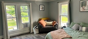Charming 1-bedroom with Office, Full Kitchen, strong WiFi, Washer, and Dryer