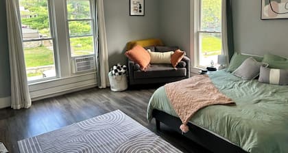 Charming 1-bedroom with Office, Full Kitchen, strong WiFi, Washer, and Dryer