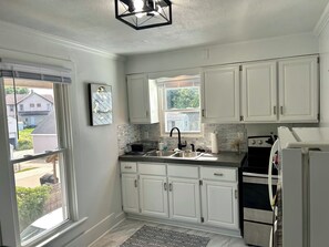 Refrigerador, microondas, horno, placa de cocina