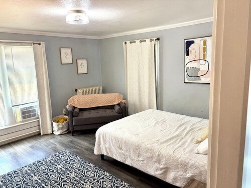 Charming studio with Office, Full Kitchen, strong WiFi, Washer, and Dryer