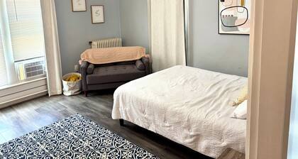 Charming studio with Office, Full Kitchen, strong WiFi, Washer, and Dryer