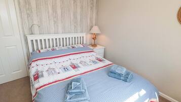 2 Schlafzimmer, individuell dekoriert, individuell eingerichtet