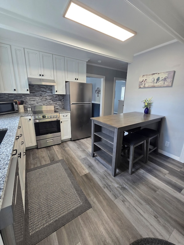 Kjøleskap, mikrobølgeovn, ovn og kokeplater