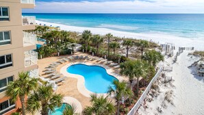Ein Resort mit Schwimmbad, Strand und Meerblick.