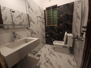 Dutxa, assecador de cabells, tovalloles i sabó 