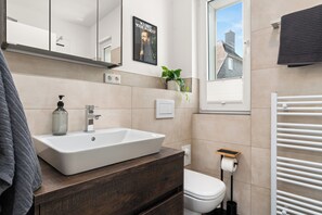 Douche, sèche-cheveux, serviettes fournies, savon