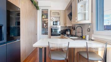 Frigorifero, microonde, forno, piano cottura