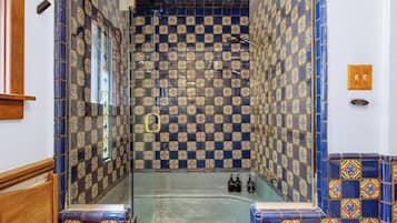 SĂšche-cheveux, serviettes fournies, savon, papier toilette