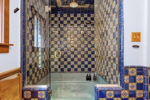 Séchoir à cheveux, serviettes fournies, savon, papier de toilette