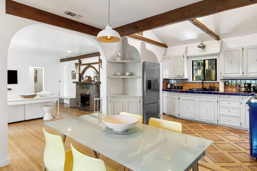 Walk 2 Universal Vintage Hollywood Hills Spanish Colonial House w/ Views