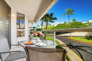 Outdoor dining - Beautiful 1 BR Oasis Maui Banyan (Kihei)