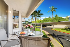 Outdoor dining - Kihei 2BR/2BA Ideal for 2 Couples, Steps to Beach (Kihei)