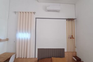 Deluxe Double Room | Desk, free WiFi, bed sheets