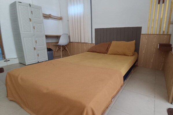A bedroom with a bed, a desk, and a wardrobe. - Hotel O Seven Secrets Syariah (Ngaglik)